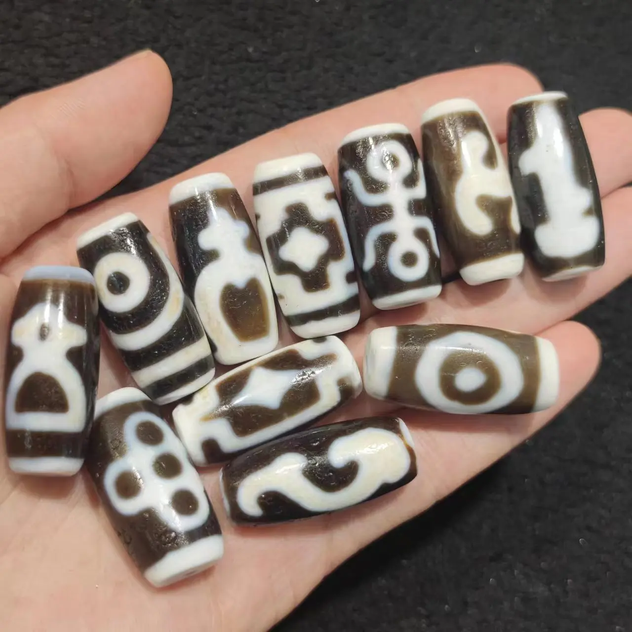 1pcs/lot natural multi-pattern old agate dzi Handmade beads Black and white color Flat beads Weathering line Accessories jewelry
1pcs/lot natural multi-pattern old agate dzi Handmade beads Black and white color Flat beads Weathering line Accessories jewelry