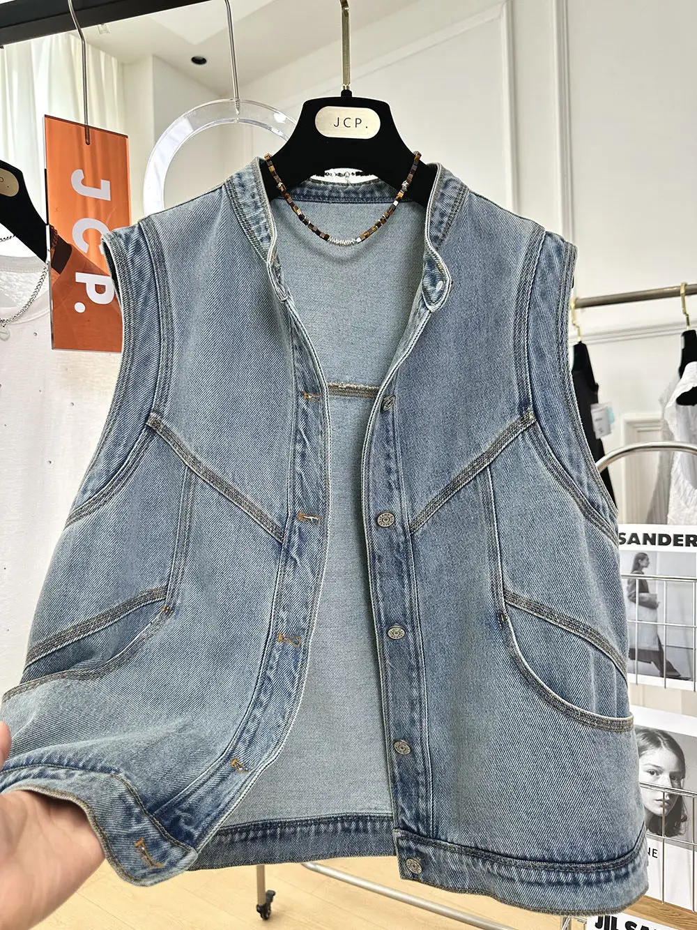 Fashionable Washed Denim Single-Button Vest Women's Spring Summer Autumn Versatile High-End Feeling Sleeveless Shoulder Coat
Fashionable Washed Denim Single-Button Vest Women's Spring Summer Autumn Versatile High-End Feeling Sleeveless Shoulder Coat