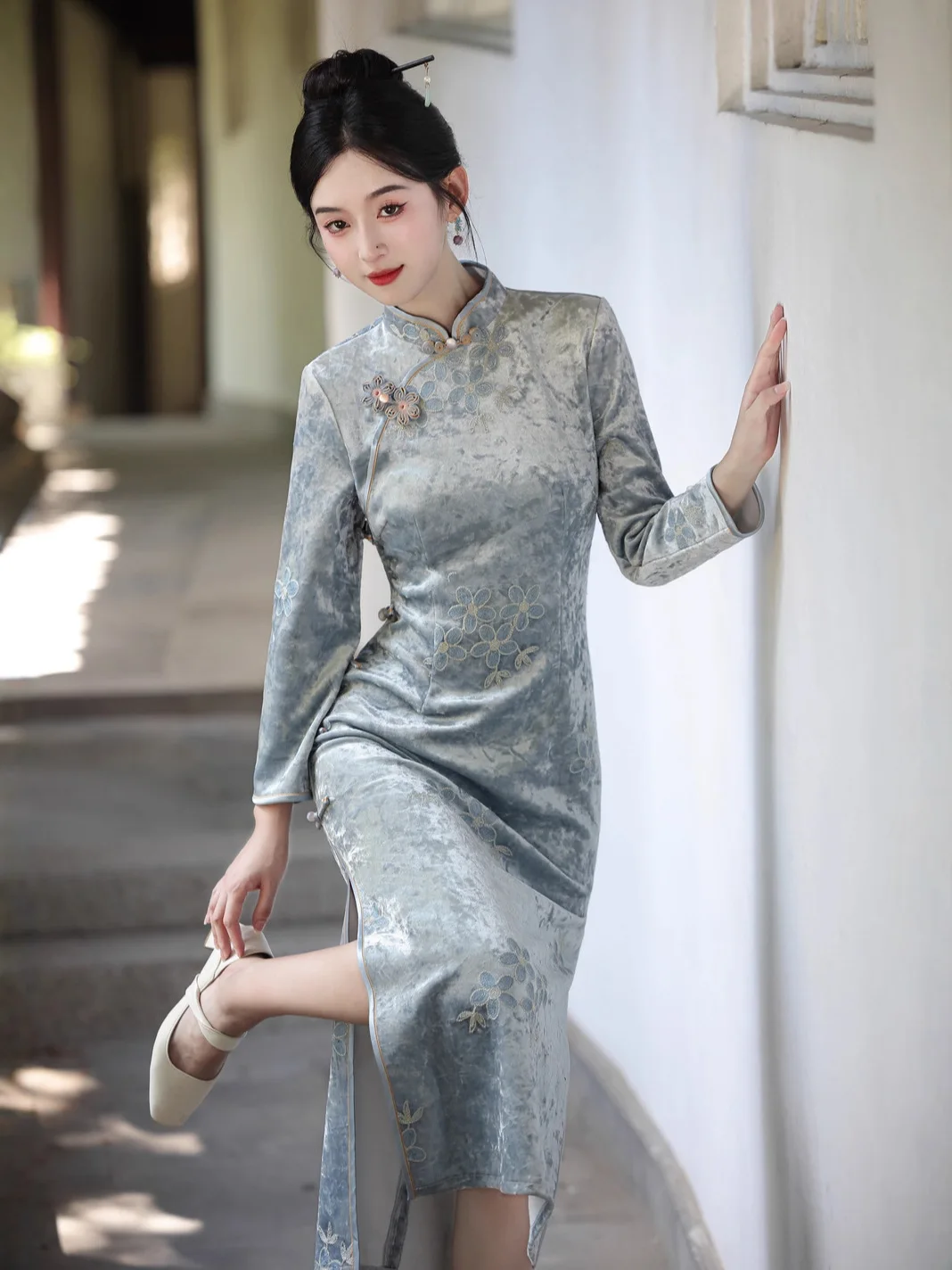 Серый, зеленый, новый китайский стиль, новинка 2023 года, осень, пластинчатая пряжка ручной работы, молодой жаккардовый длинный стиль, новый китайский Ципао 
Серый, зеленый, новый китайский стиль, новинка 2023 года, осень, пластинчатая пряжка ручной работы, молодой жаккардовый длинный стиль, новый китайский Ципао