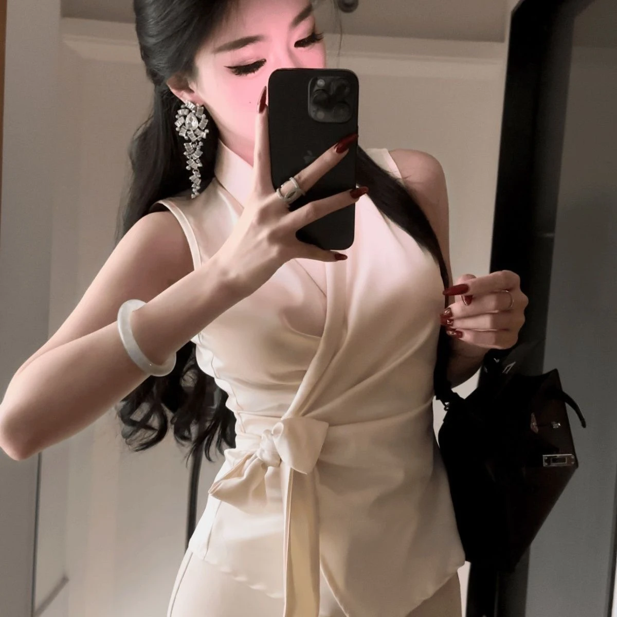 Summer Slim Fit V-Neck Sleeveless Shirt Women's Blue Top Silk Satin Waist-Cinching Design Sense Commute Style Fashionable
Summer Slim Fit V-Neck Sleeveless Shirt Women's Blue Top Silk Satin Waist-Cinching Design Sense Commute Style Fashionable