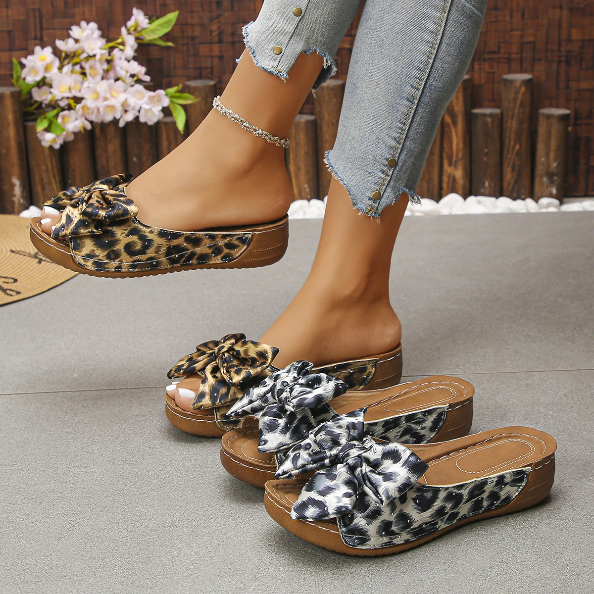Female Thick Soled Open Toed Slippers Lightweight Fashion Bow with Decorated Casual Wedge Sandals Outdoor Slides Women Slippers
Female Thick Soled Open Toed Slippers Lightweight Fashion Bow with Decorated Casual Wedge Sandals Outdoor Slides Women Slippers
