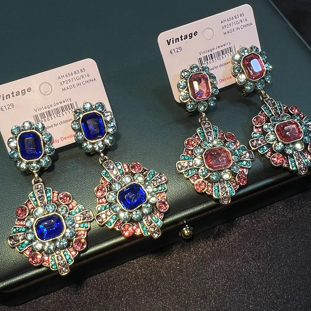 Vintage earrings, copper real gold, high-end tassels, rhinestones, Czech diamonds, marking, light luxury vintage earrings
Vintage earrings, copper real gold, high-end tassels, rhinestones, Czech diamonds, marking, light luxury vintage earrings