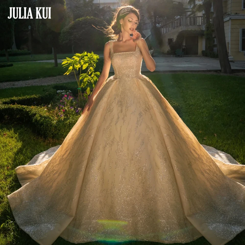 Julia Kui Luxurious Bling Lace Square Collar Ball Gown Wedding Dresses Sleeveless Beading Sequins Puffy Women Bridal Skirts
Julia Kui Luxurious Bling Lace Square Collar Ball Gown Wedding Dresses Sleeveless Beading Sequins Puffy Women Bridal Skirts