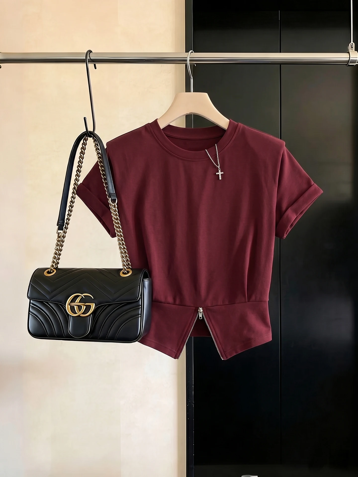 Summer Fashionable Short Sleeve T-Shirt Women's Unique Split Design Versatile Straight Cut Korean Style Commute Wind Top
Summer Fashionable Short Sleeve T-Shirt Women's Unique Split Design Versatile Straight Cut Korean Style Commute Wind Top