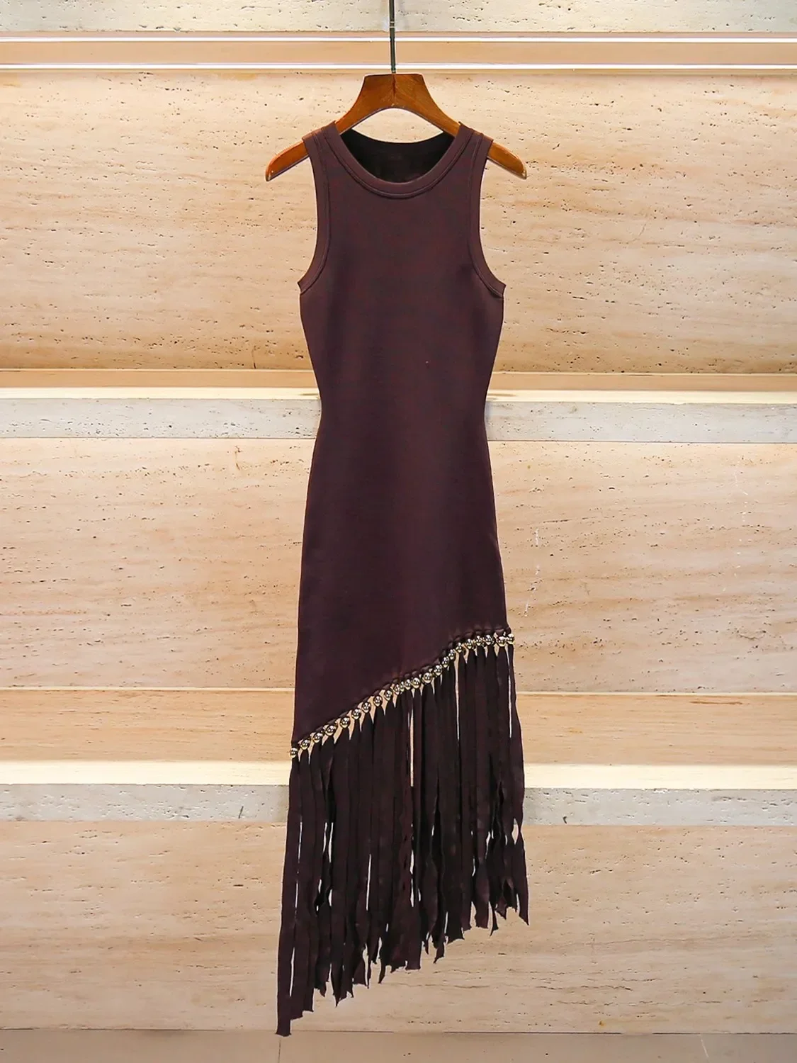 Women Diagonal Tassels Sleeveless Knit Dress Rhinestone Decoration 2025 Spring Summer Lady Retro Slim Knit Midi Robe
Women Diagonal Tassels Sleeveless Knit Dress Rhinestone Decoration 2025 Spring Summer Lady Retro Slim Knit Midi Robe