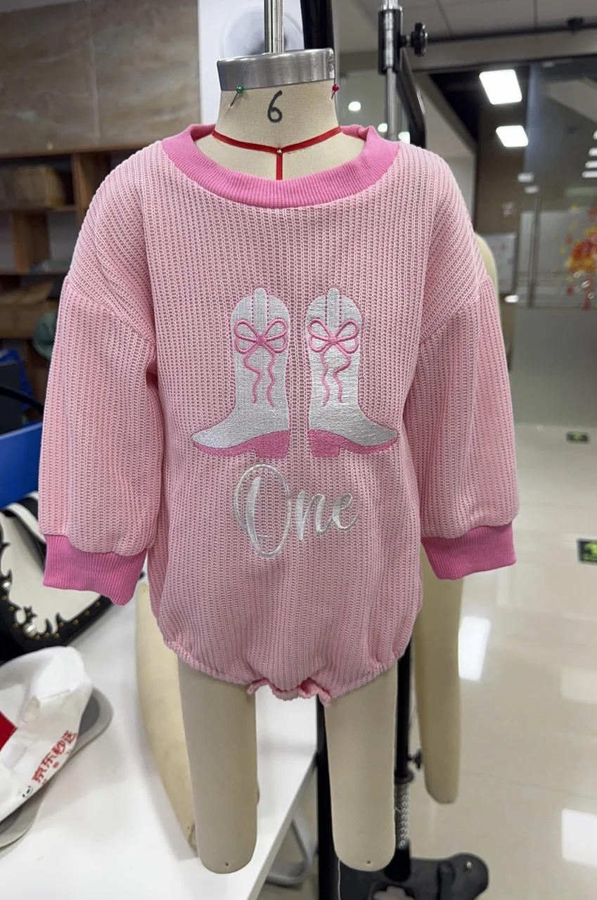 Осенний комбинезон на день рождения для маленьких девочек, сапоги с бантом, свитшот с круглым вырезом и длинными рукавами с вышивкой букв, милая осенняя одежда
Осенний комбинезон на день рождения для маленьких девочек, сапоги с бантом, свитшот с круглым вырезом и длинными рукавами с вышивкой букв, милая осенняя одежда