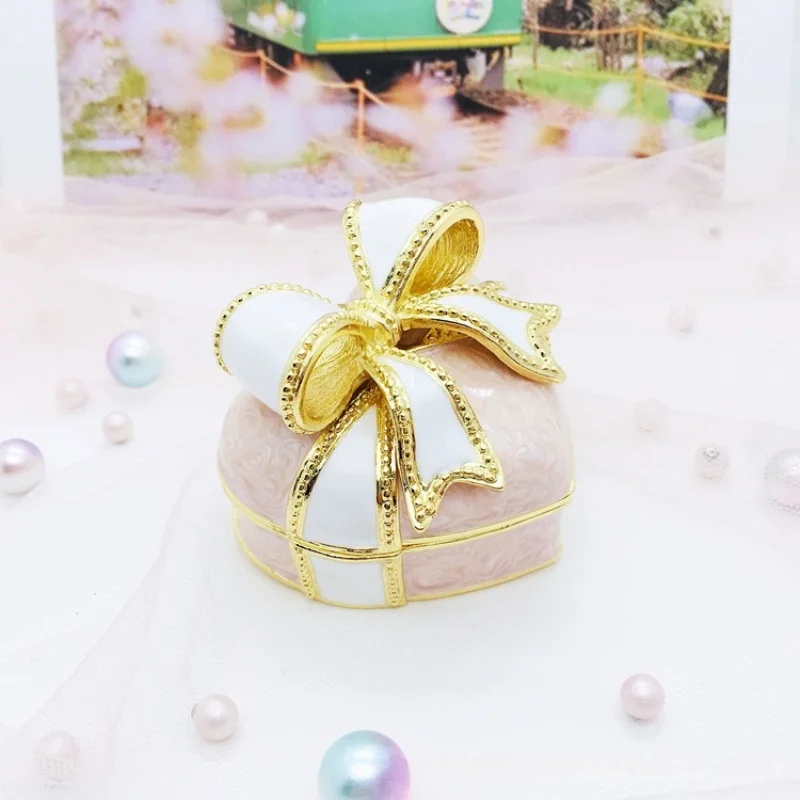 Enamel ornament jewelry box bow shaped love jewelry storage box pearl jewelry wedding couple ring box ornament small ornament
Enamel ornament jewelry box bow shaped love jewelry storage box pearl jewelry wedding couple ring box ornament small ornament