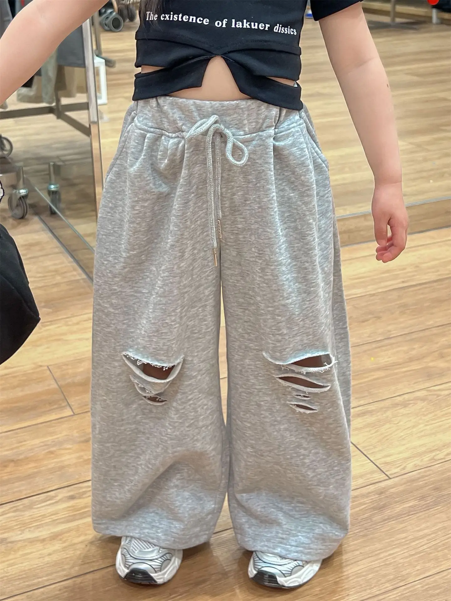 Ripped Pants Fashionable Casual Loose All-match Summer Korean Solid Color Simple and Perforated Straight Leg Sweatpants
Ripped Pants Fashionable Casual Loose All-match Summer Korean Solid Color Simple and Perforated Straight Leg Sweatpants