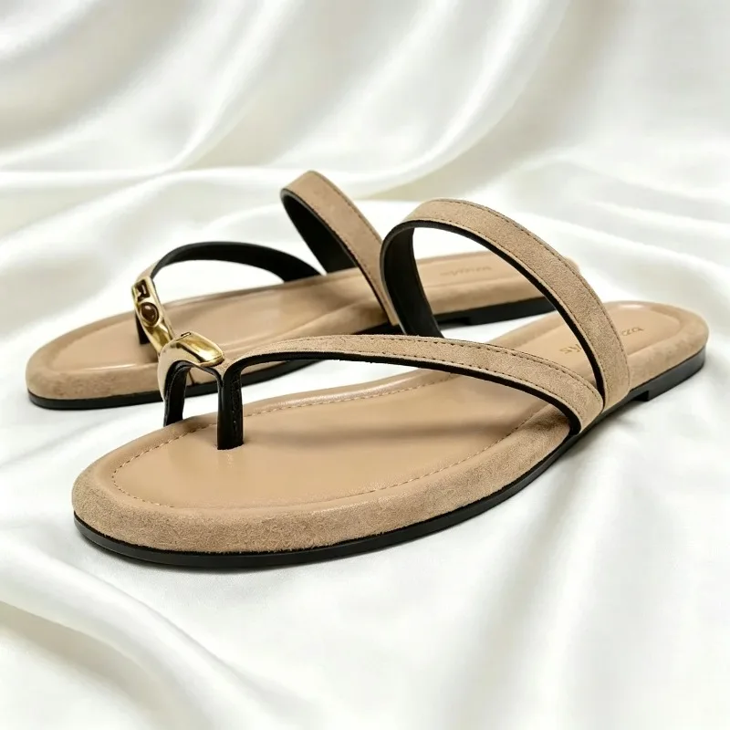 Luxury Metal Applique Detail Flat Sandals for Women Comfortable Faux Suede Clip Toe Flip Flops Fashion Round-toe Designer Shoes
Luxury Metal Applique Detail Flat Sandals for Women Comfortable Faux Suede Clip Toe Flip Flops Fashion Round-toe Designer Shoes