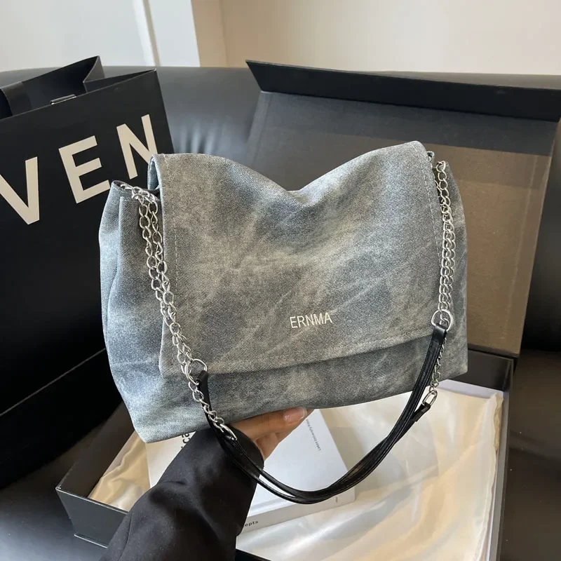 Premium texture chain tote bag women's new versatile large-capacity class shoulder bag
Premium texture chain tote bag women's new versatile large-capacity class shoulder bag