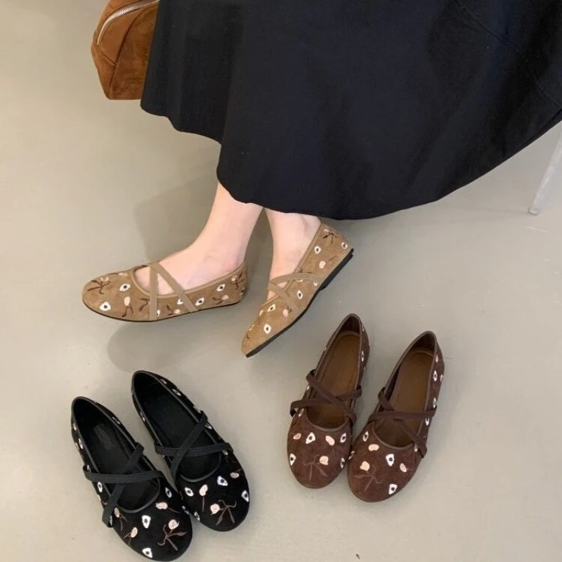 Вышитые летние туфли-балетки с круглым носком, на мягкой нескользящей подошве
Вышитые летние туфли-балетки с круглым носком, на мягкой нескользящей подошве
