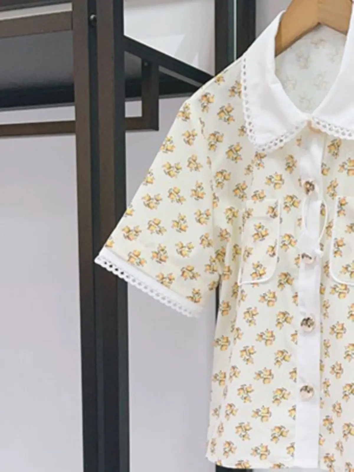 Spring/Summer Women Polo Neck Floral Print Set Short Sleeve Single Breasted Shirt + A-line Skirt + Sleeveless Mini Dress
Spring/Summer Women Polo Neck Floral Print Set Short Sleeve Single Breasted Shirt + A-line Skirt + Sleeveless Mini Dress