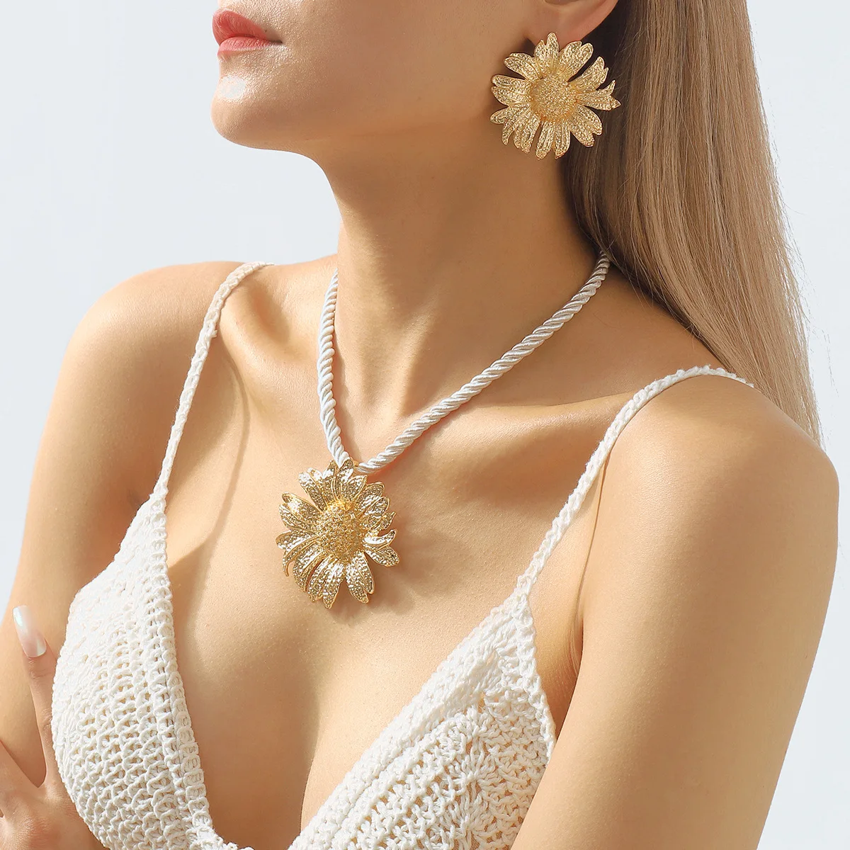 Gold Flower Pendant Necklace For Women Fashion Gold Color Chain Jewelry Set Designer Boho Sun Round Pendant Necklaces Gift
Gold Flower Pendant Necklace For Women Fashion Gold Color Chain Jewelry Set Designer Boho Sun Round Pendant Necklaces Gift
