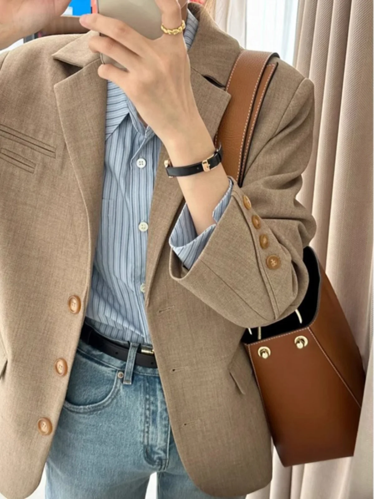 2025 Korean Style Women's Loose Blazer Jacket Spring Autumn Casual Slim Fit Office Suit Coat Elegant Milk Coffee Color Outerwear
2025 Korean Style Women's Loose Blazer Jacket Spring Autumn Casual Slim Fit Office Suit Coat Elegant Milk Coffee Color Outerwear