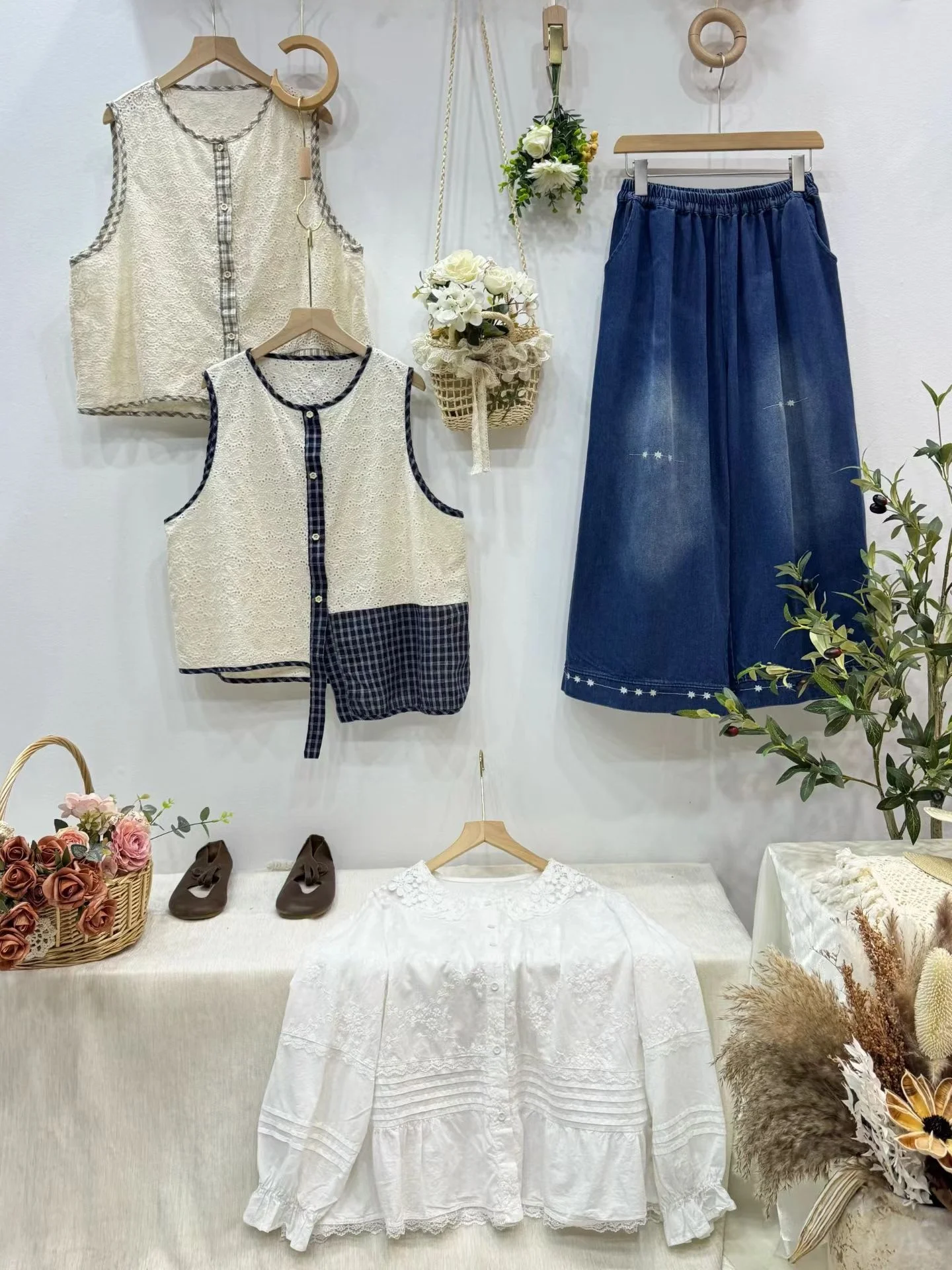 Spring 2026 New Sle Lace Hollow out Plaid Splice round Ne Loose Design Versatile Vest for Girls Age Defng Outerwear
Spring 2026 New Sle Lace Hollow out Plaid Splice round Ne Loose Design Versatile Vest for Girls Age Defng Outerwear