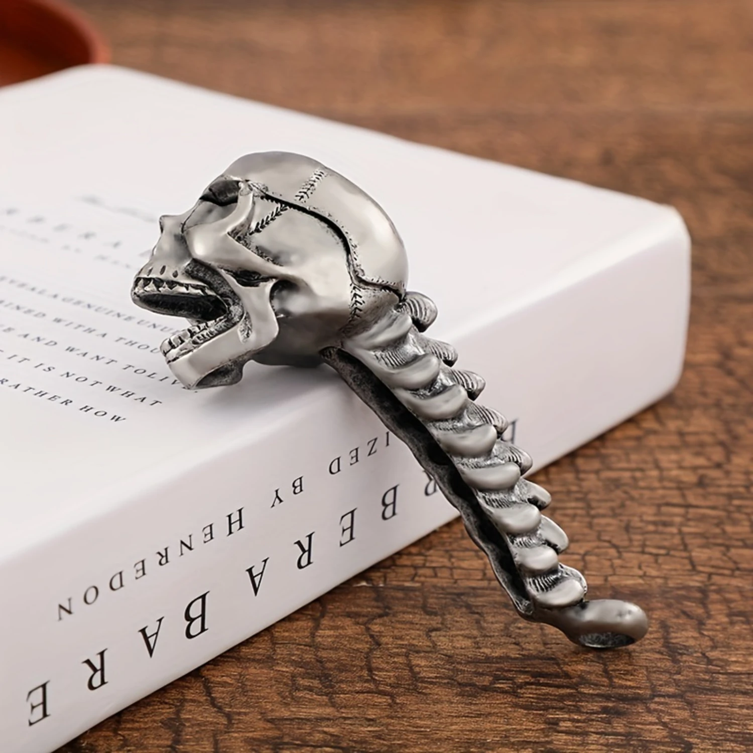 1pc Rustic Skull Bottle Opener - Effortlessly Slay Caps on Beer, Juice & More - A Spooky Horror Kitchen Essential for Enthusias
1pc Rustic Skull Bottle Opener - Effortlessly Slay Caps on Beer, Juice & More - A Spooky Horror Kitchen Essential for Enthusias