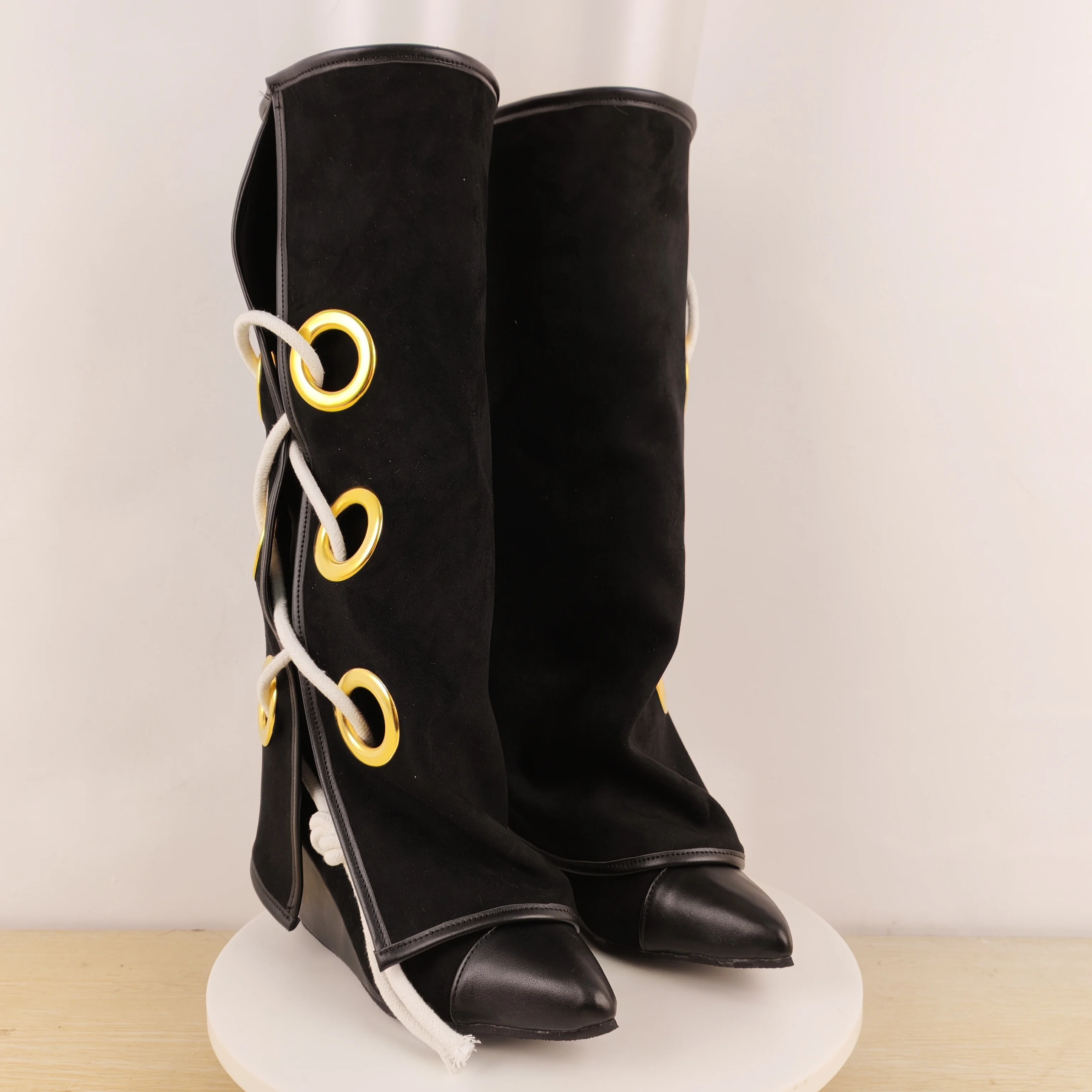 Женские черные замшевые сапоги до колена с золотыми люверсами на шнуровке с острым носком, острый носок, острый шикарный дизайн для осени/зимы, повседневный вид вперед
Женские черные замшевые сапоги до колена с золотыми люверсами на шнуровке с острым носком, острый носок, острый шикарный дизайн для осени/зимы, повседневный вид вперед