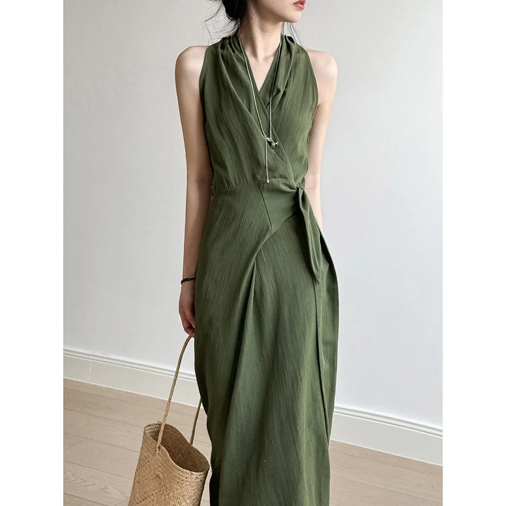 French retro V-neck sleeveless halter dress with 2025 summer temperament and waist cinching long skirt
French retro V-neck sleeveless halter dress with 2025 summer temperament and waist cinching long skirt