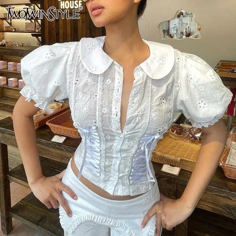 TWOTWINSTYLE однотонные утягивающие блузки на пуговицах для женщин, жестяная рубашка с короткими рукавами и лацканами, женская модная новинка
TWOTWINSTYLE однотонные утягивающие блузки на пуговицах для женщин, жестяная рубашка с короткими рукавами и лацканами, женская модная новинка