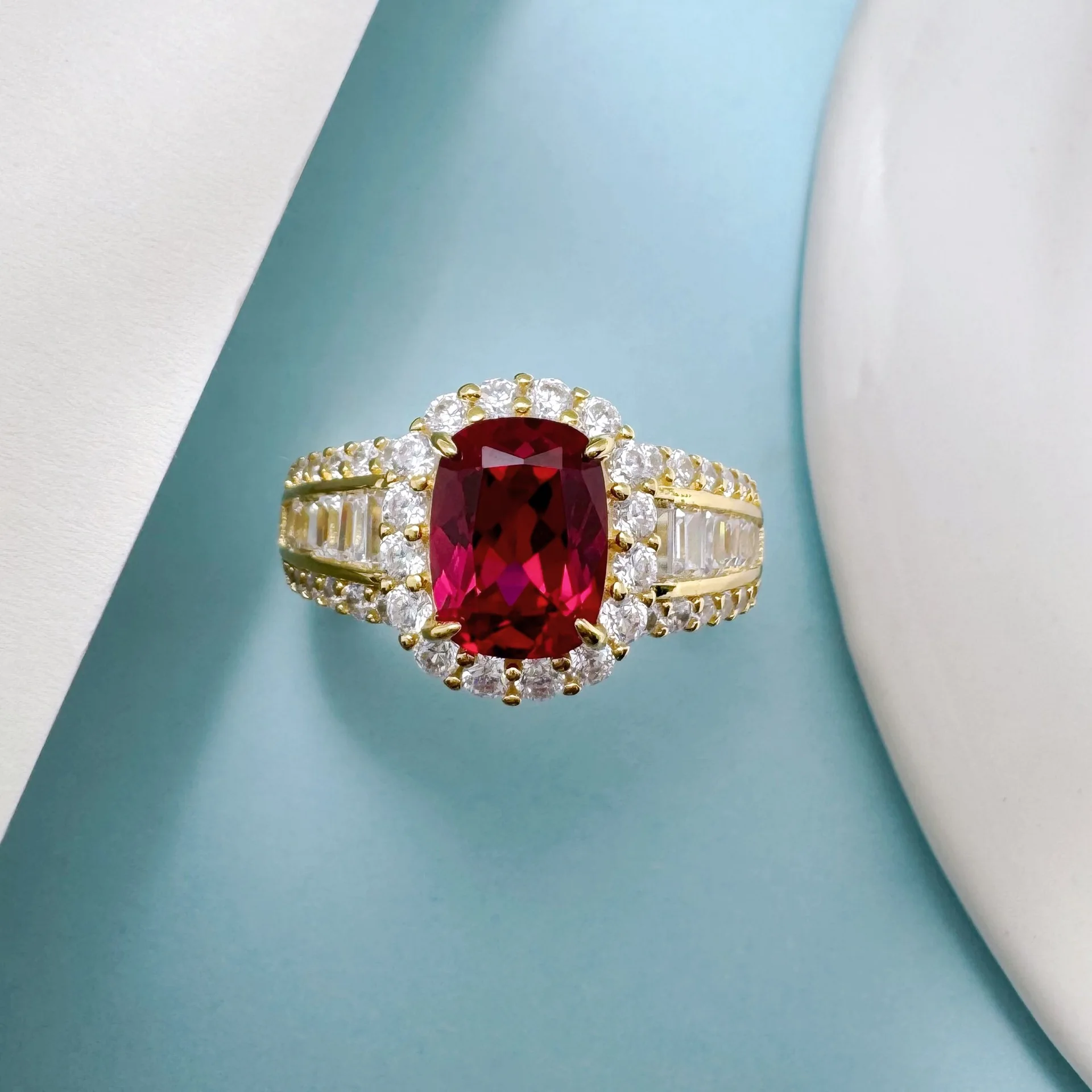 Luxury 100% Real 18k Gold Women's Diamond Ring Four-claw 2 karat Pigeon Blood Moissanite Diamond Ring
Luxury 100% Real 18k Gold Women's Diamond Ring Four-claw 2 karat Pigeon Blood Moissanite Diamond Ring