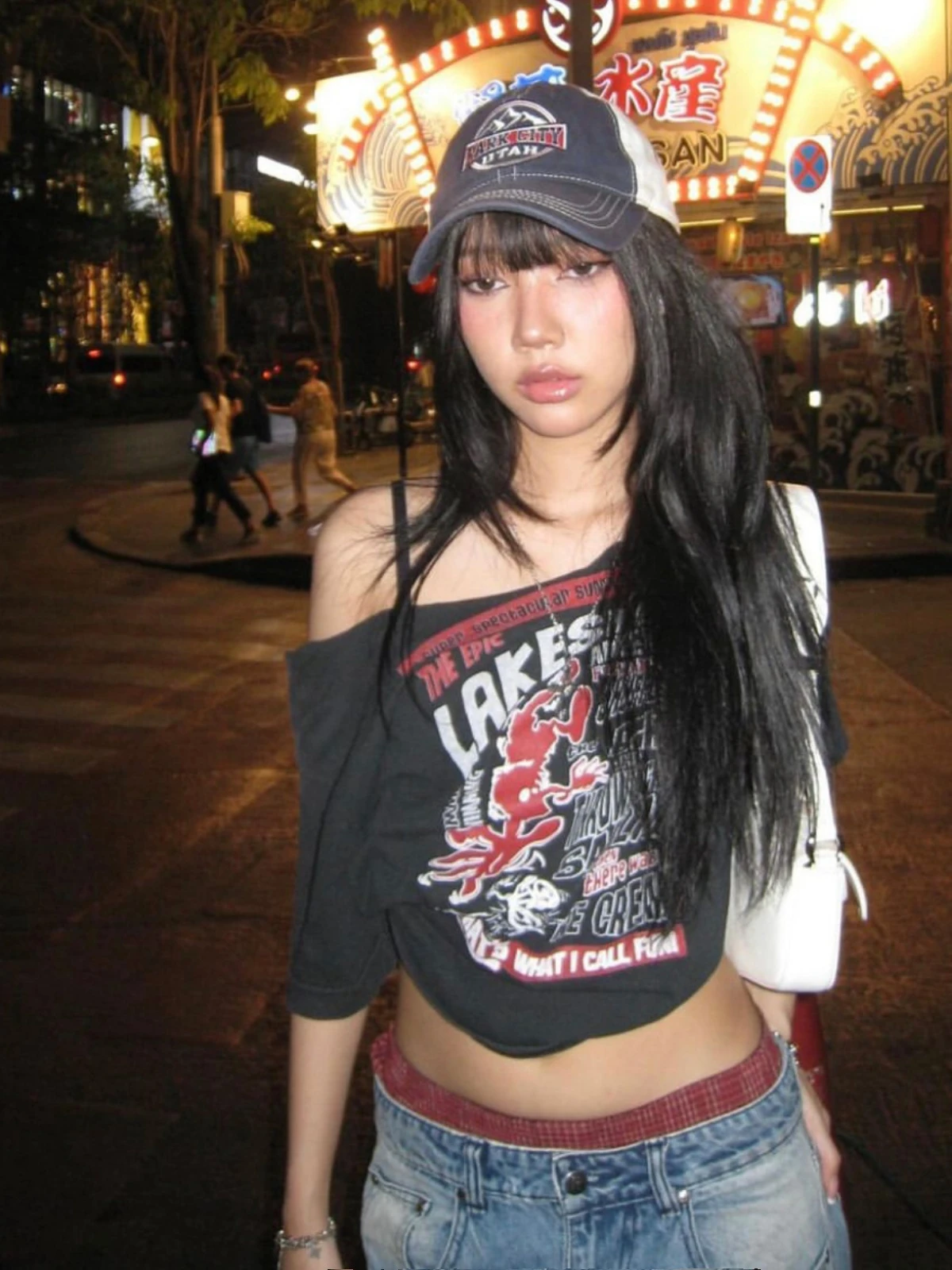 Женская футболка на одно плечо с коротким рукавом и принтом в стиле ретро, футболка с открытым пупком
Женская футболка на одно плечо с коротким рукавом и принтом в стиле ретро, футболка с открытым пупком