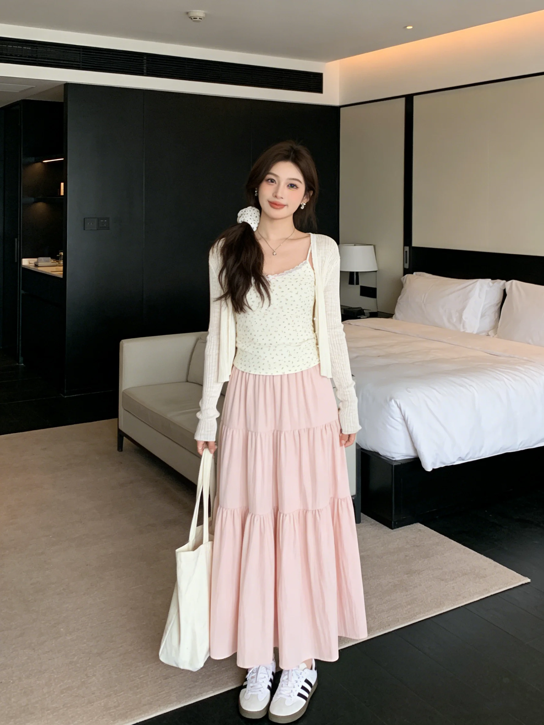 Новая розовая юбка-миди А-силуэта с высокой талией Ele Pink: комфортная, дышащая, приятная к телу, повседневная, стройнящая, весенняя, средней длины.
Новая розовая юбка-миди А-силуэта с высокой талией Ele Pink: комфортная, дышащая, приятная к телу, повседневная, стройнящая, весенняя, средней длины.