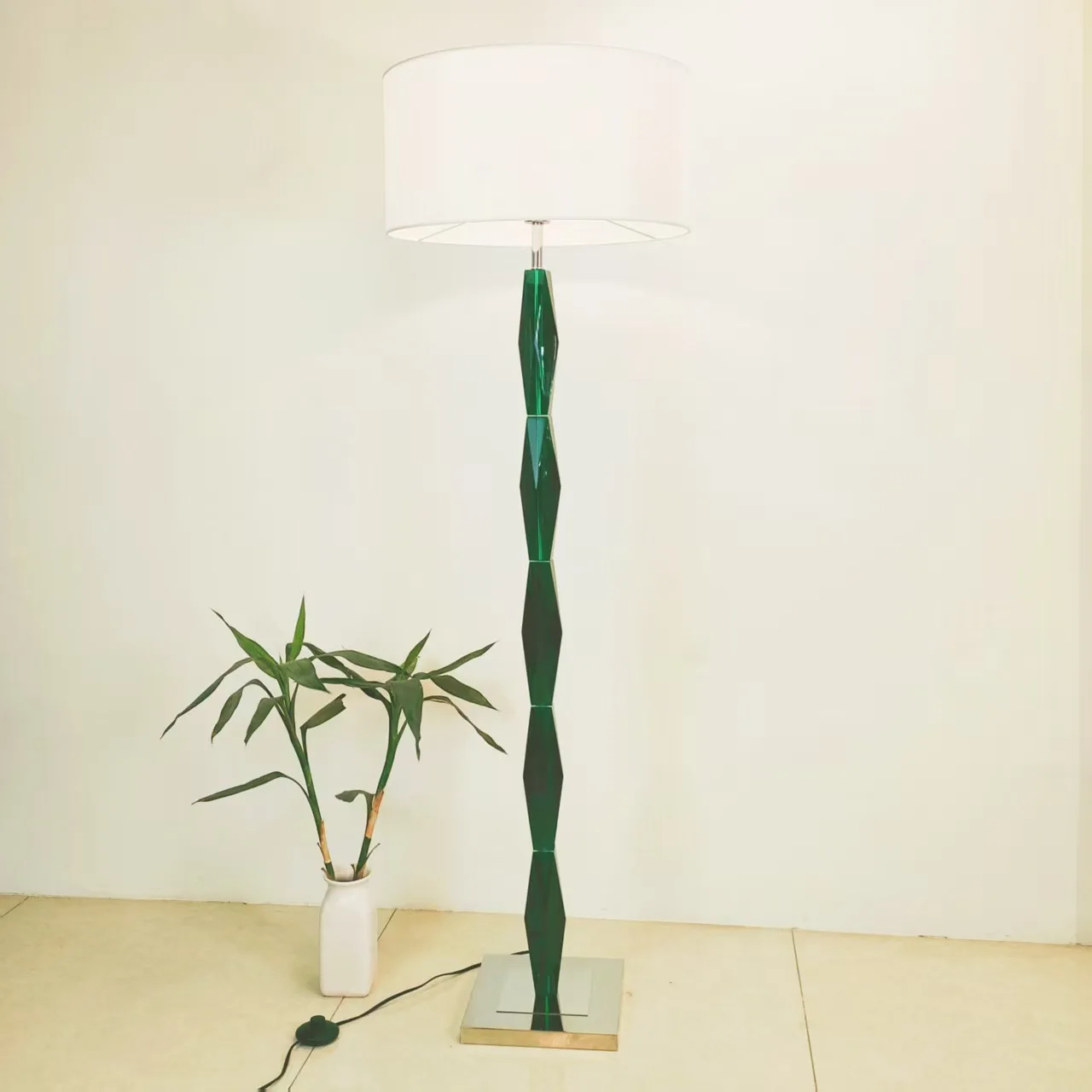 Emerald crystal floor lamp living room decorative lamp light luxury post-modern simple crystal living room
Emerald crystal floor lamp living room decorative lamp light luxury post-modern simple crystal living room
