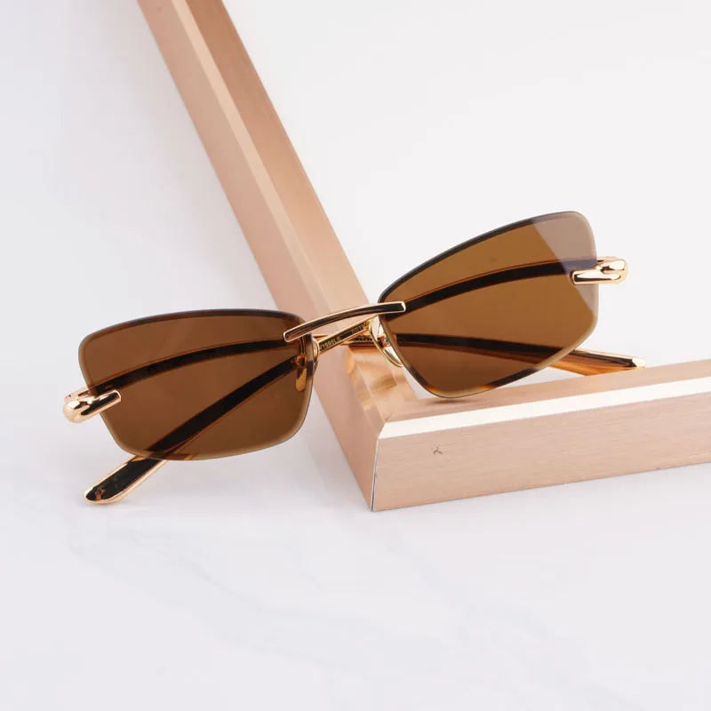1695 Women's Fashion High Quality Alloy Designer UV400Cat Eye Rimless Sunglasses Gold Trendy Luxury Street Eyeglasses with Case
1695 Women's Fashion High Quality Alloy Designer UV400Cat Eye Rimless Sunglasses Gold Trendy Luxury Street Eyeglasses with Case