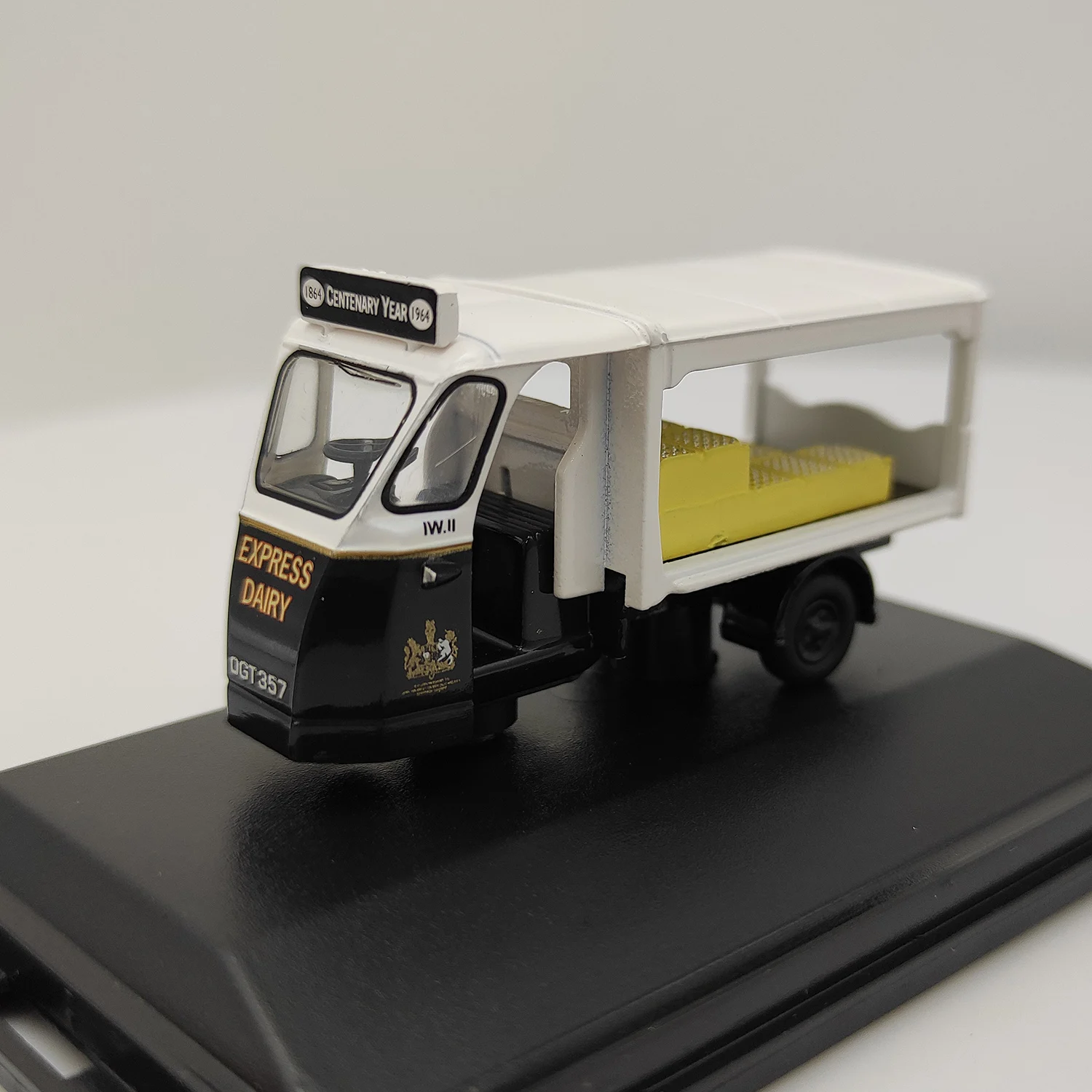Diecast 1:76 Scale OXFORD Dairy Express truck Alloy simulation car model Collectible Toy Gift Souvenir Display
Diecast 1:76 Scale OXFORD Dairy Express truck Alloy simulation car model Collectible Toy Gift Souvenir Display