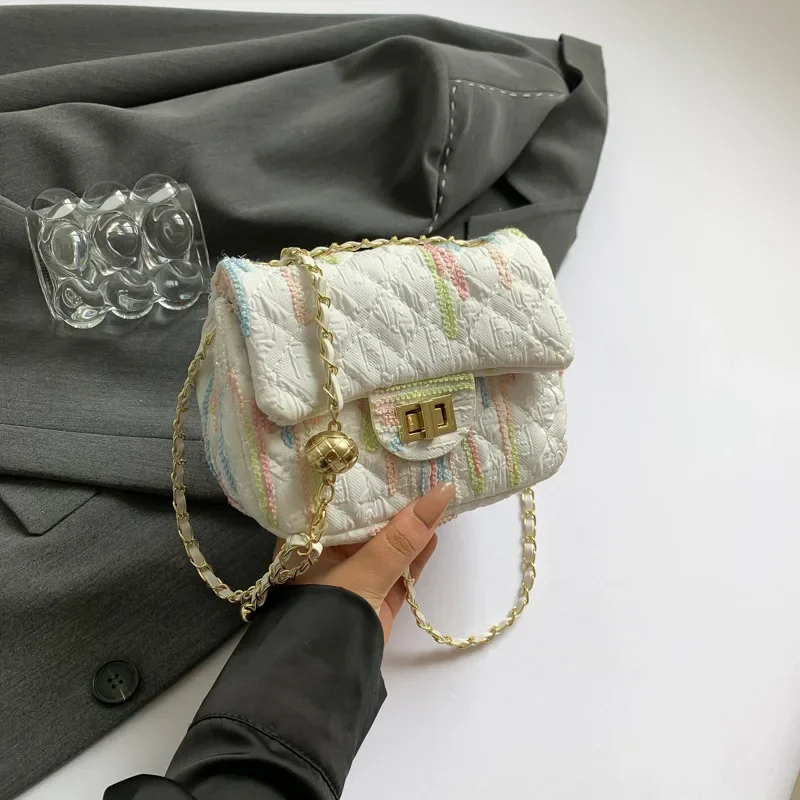 Fashion Casual Striped Crossbody Bag Textured Chain One Shoulder Underarm Small Square Bag
Fashion Casual Striped Crossbody Bag Textured Chain One Shoulder Underarm Small Square Bag