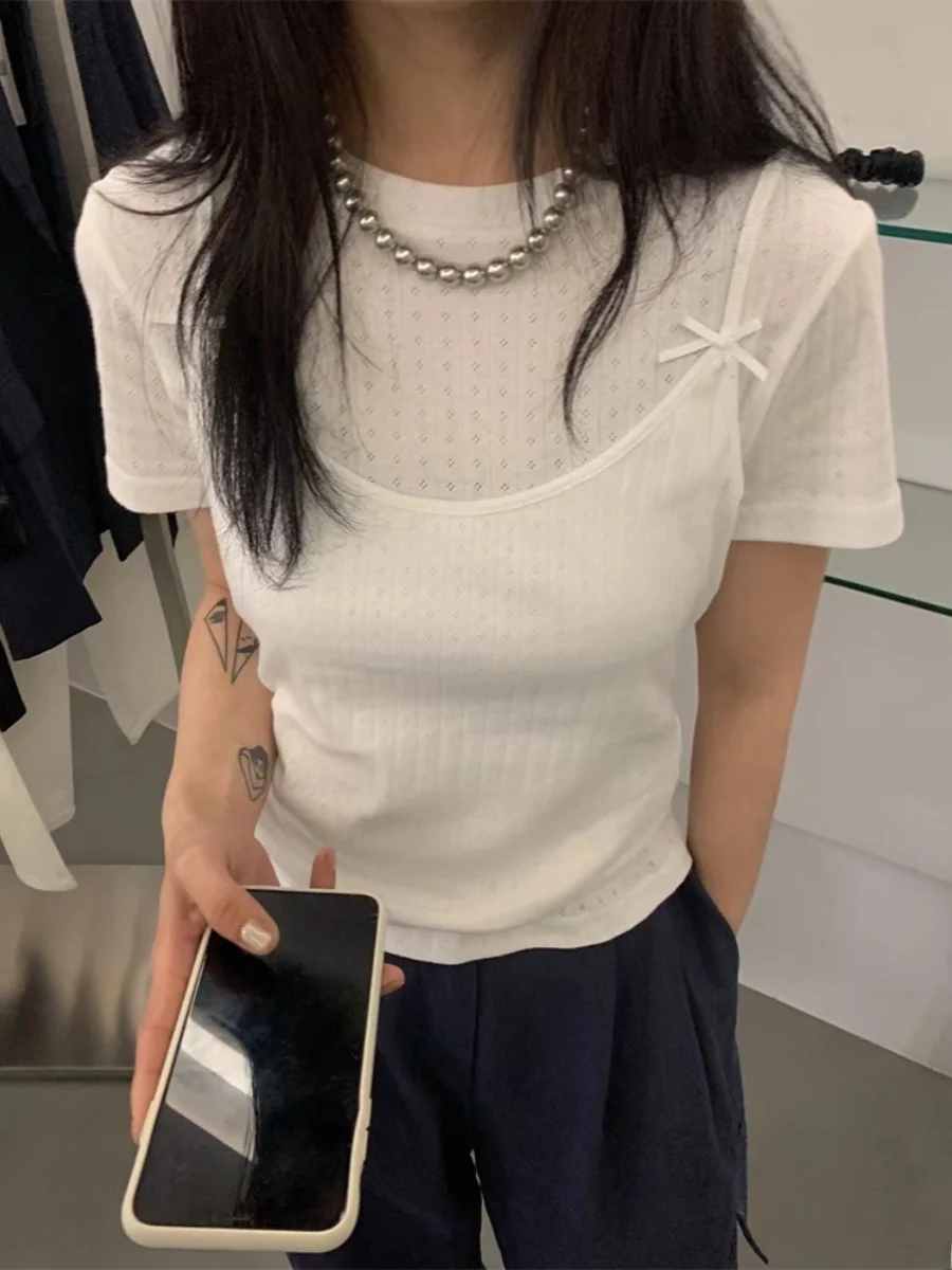 Ретро-корейский комплект из двух предметов: топ с завязками и облегающие брюки. Модный повседневный комплект для женщин.
Ретро-корейский комплект из двух предметов: топ с завязками и облегающие брюки. Модный повседневный комплект для женщин.