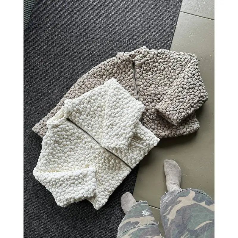 Корейская зимняя свободная хлопковая куртка с леденцом и пузырьками, теплая и толстая свободная посадка. 
Корейская зимняя свободная хлопковая куртка с леденцом и пузырьками, теплая и толстая свободная посадка.