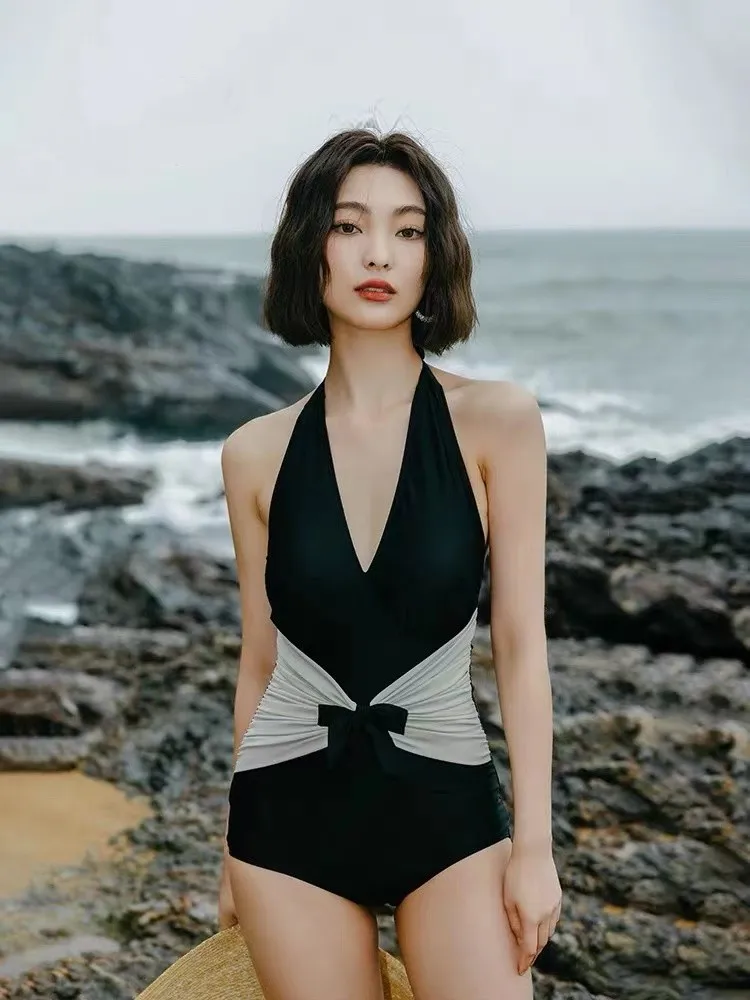 Elegant Vintage One-Piece Swimsuit for Women – High Neck Design with Waist Bow Detail, Black & White Retro Beachwear
Elegant Vintage One-Piece Swimsuit for Women – High Neck Design with Waist Bow Detail, Black & White Retro Beachwear