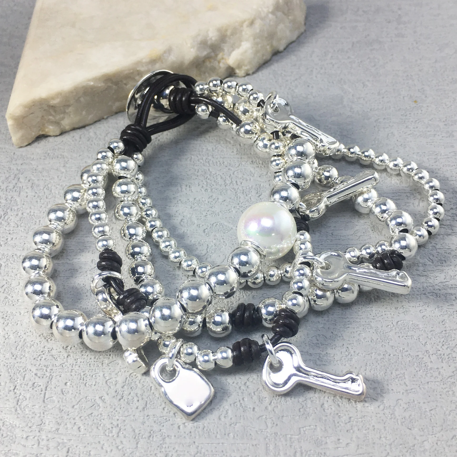 Лето 2022, преувеличенный классический многослойный серебряный браслет с ключом из бисера, кожаный браслет из веревки, женские аксессуары, романтический подарок
Лето 2022, преувеличенный классический многослойный серебряный браслет с ключом из бисера, кожаный браслет из веревки, женские аксессуары, романтический подарок