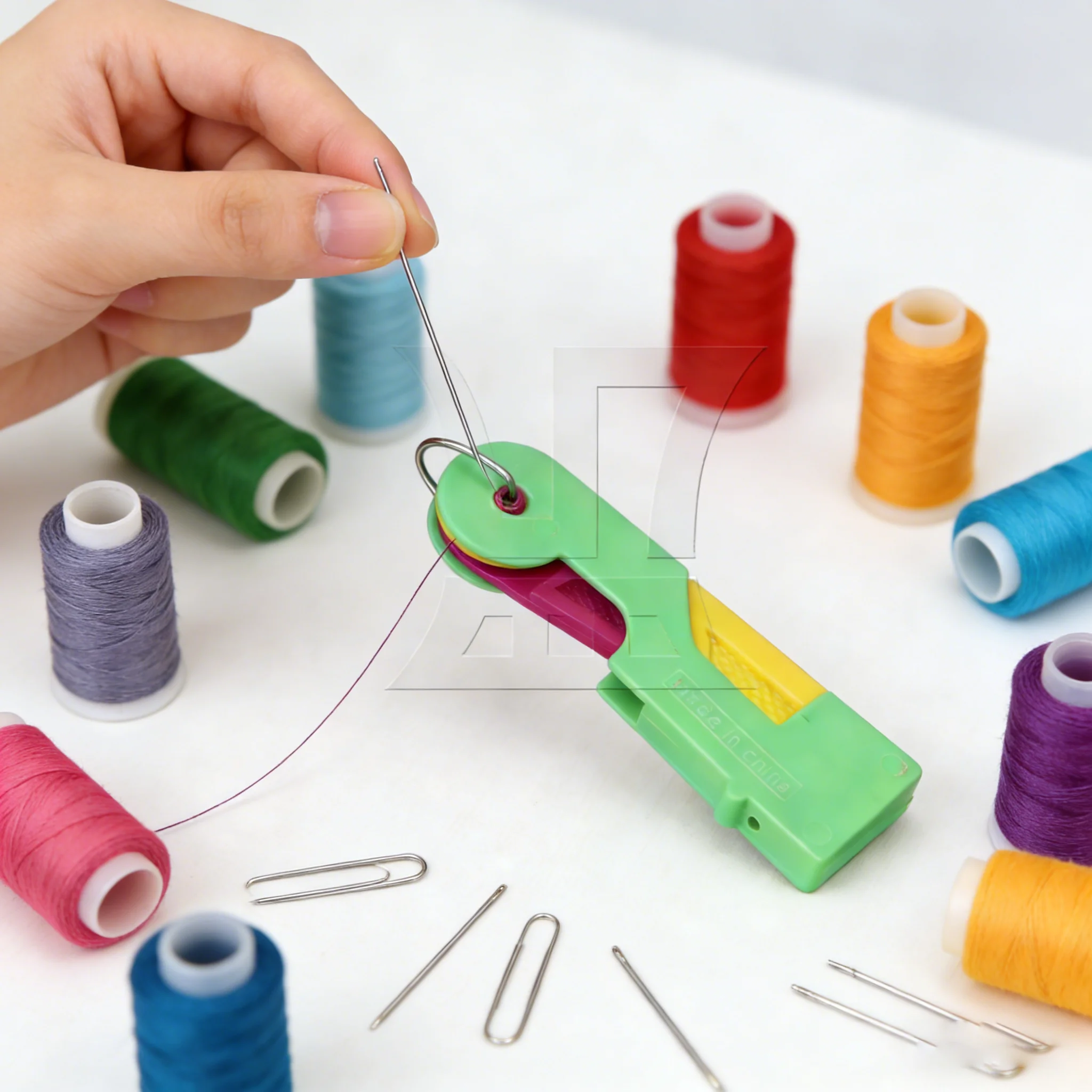 Автоматический пластиковый нитеводитель для ручного шитья, зеленый
Автоматический пластиковый нитеводитель для ручного шитья, зеленый