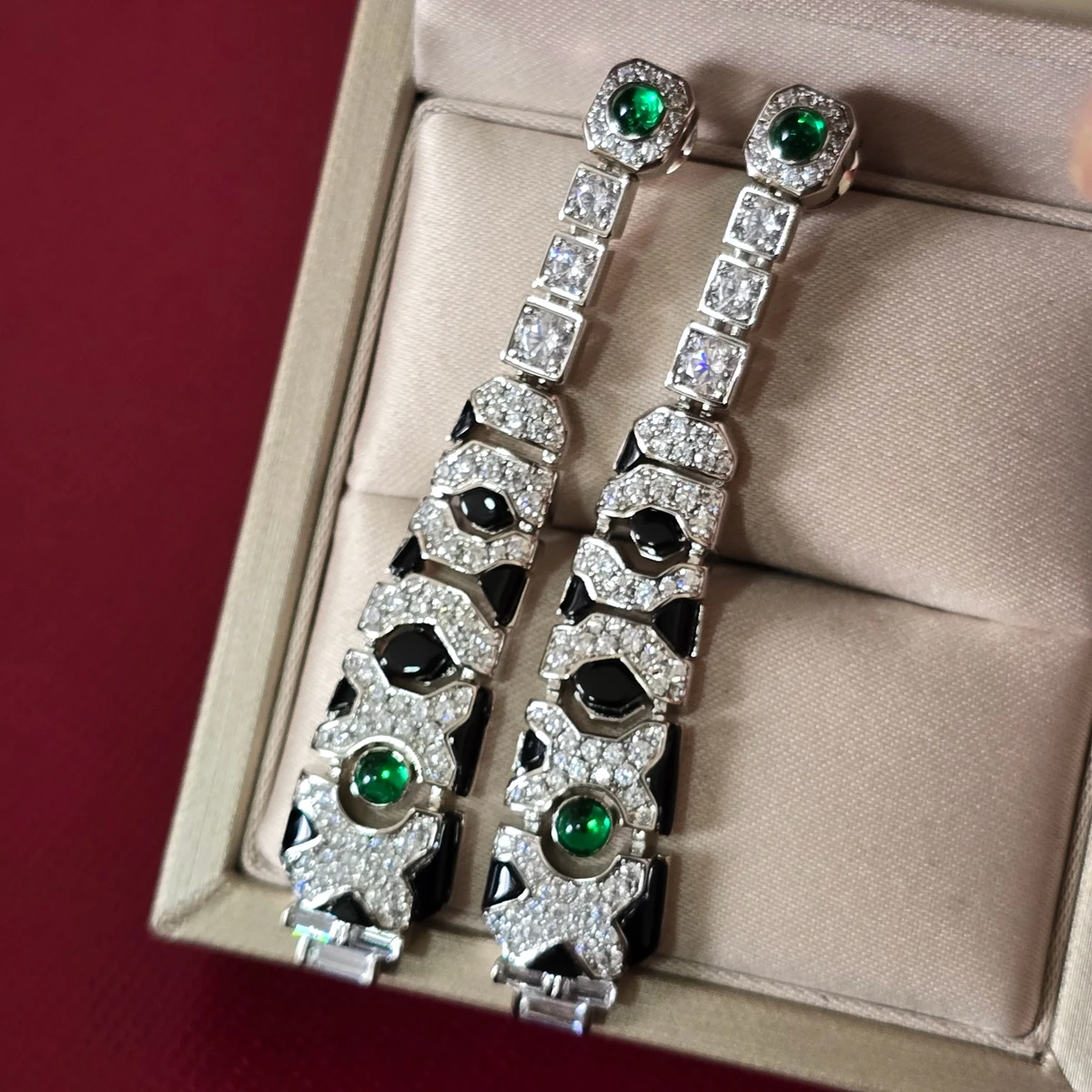 Серьги Ayjewelry с зеленым нефритом, длинные, висячие, с черной эмалью, с принтом пантеры/леопарда, роскошные дизайнерские украшения для женщин
Серьги Ayjewelry с зеленым нефритом, длинные, висячие, с черной эмалью, с принтом пантеры/леопарда, роскошные дизайнерские украшения для женщин