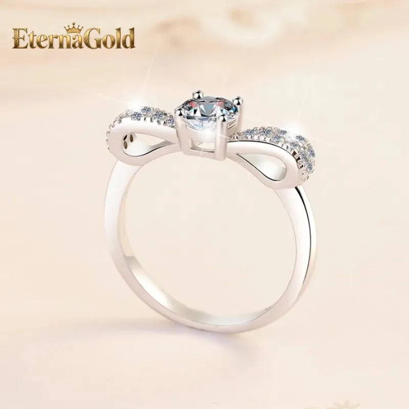 Женское кольцо EternaGold из платины PT950 с муассанитом 0,5 карата в форме банта — изящное, вневременное, с прочной основой, сдержанное сияние 0,5 карата.
Женское кольцо EternaGold из платины PT950 с муассанитом 0,5 карата в форме банта — изящное, вневременное, с прочной основой, сдержанное сияние 0,5 карата.