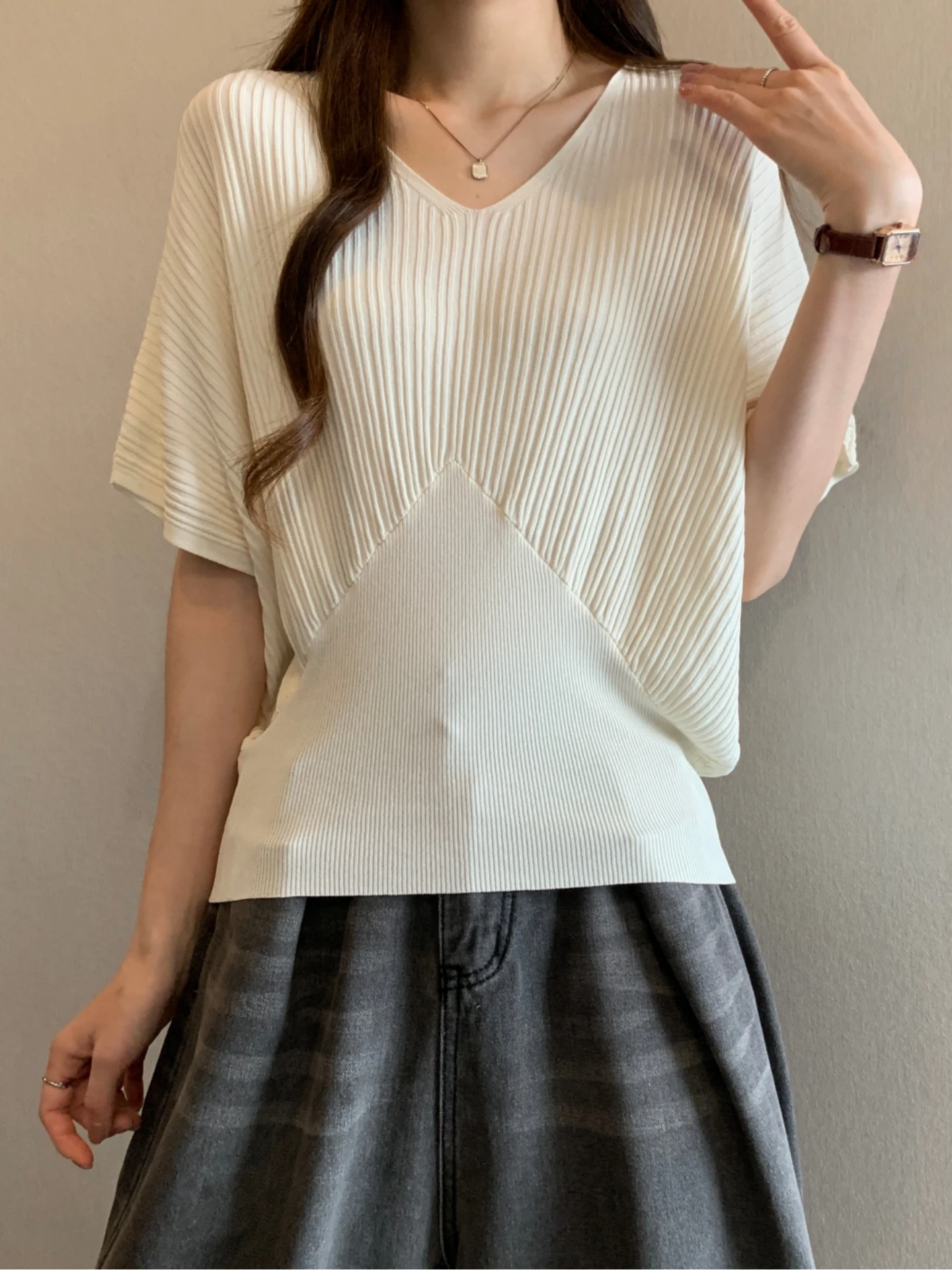 Women's Ice Silk V-Neck Short Sleeve T-Shirt Slimming Design Summer Fashion Top Bottom Shirt Batwing Sleeve Comfortable Knitted
Women's Ice Silk V-Neck Short Sleeve T-Shirt Slimming Design Summer Fashion Top Bottom Shirt Batwing Sleeve Comfortable Knitted