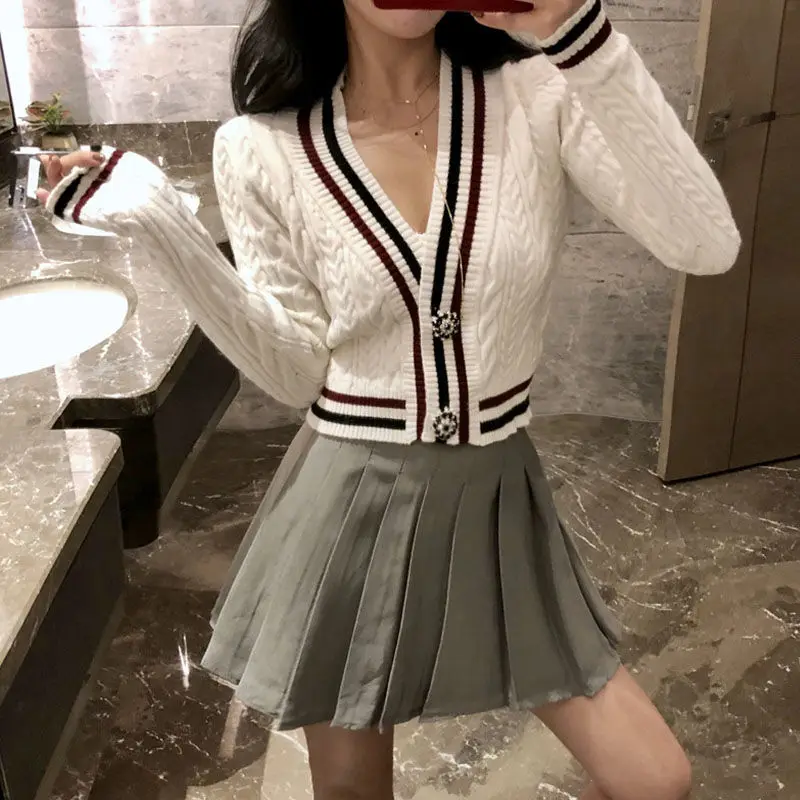Korean Fashion V-neck Knitting Cardigan Coat Women Autumn Winter Simplicity Office Lady Sweater Trend All-match Knitwear Tops
Korean Fashion V-neck Knitting Cardigan Coat Women Autumn Winter Simplicity Office Lady Sweater Trend All-match Knitwear Tops