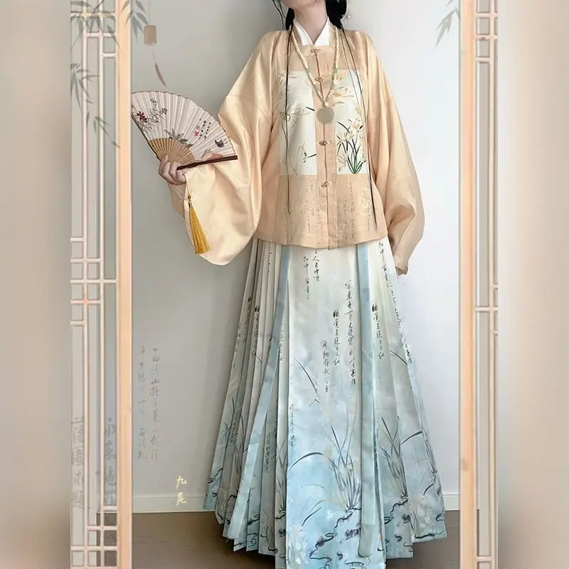 203-Ming Dynasty Hanfu female jacquard square-neck patchwork short jacket pipa sleeves and horse-face skirt, traditional style
203-Ming Dynasty Hanfu female jacquard square-neck patchwork short jacket pipa sleeves and horse-face skirt, traditional style