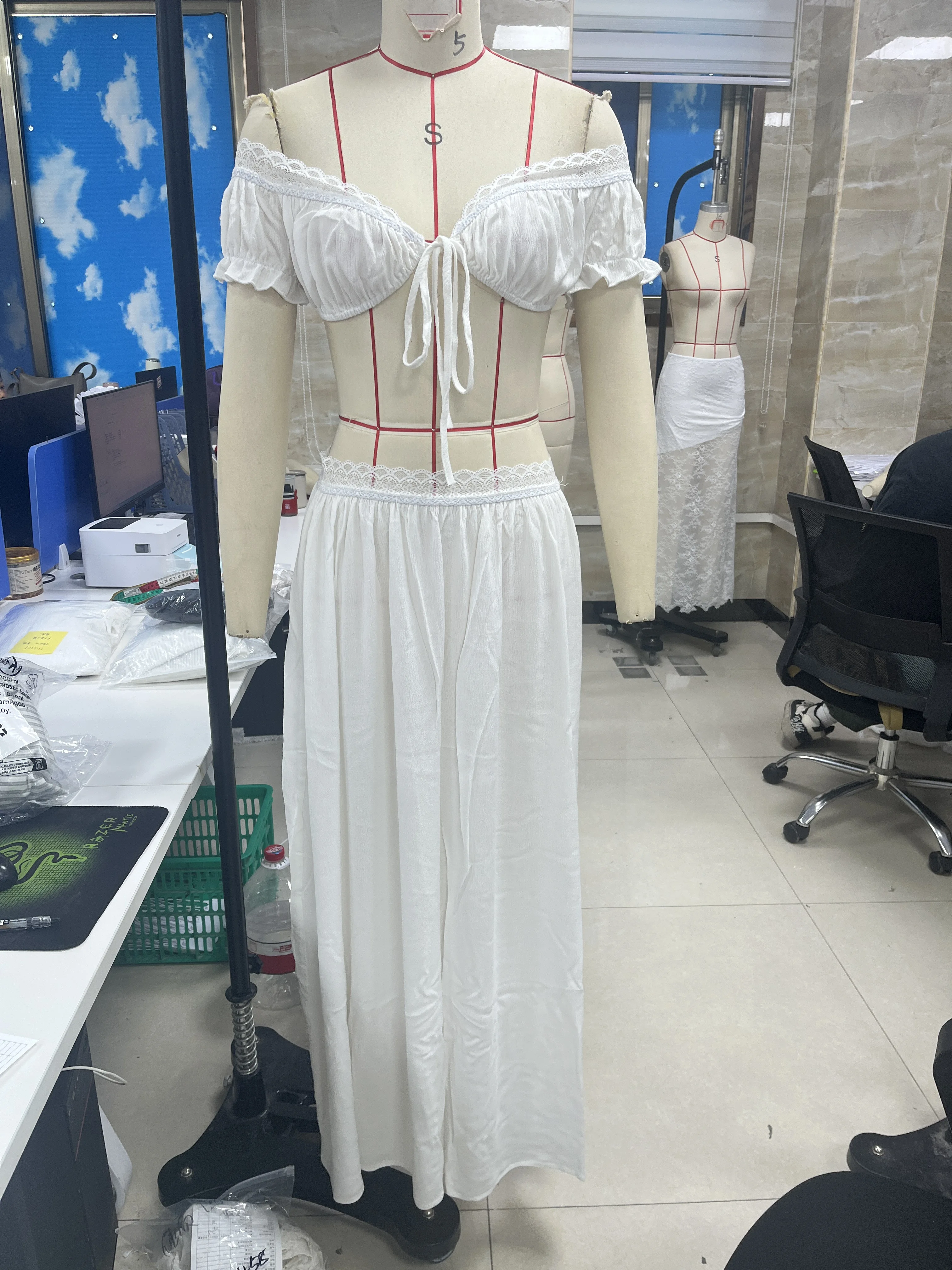 Women's 2 Piece Skirt Set Lace Trim Off the Shoulder Crop Top and Flowy Long Skirt for Summer Beach Vacation Streetwear
Women's 2 Piece Skirt Set Lace Trim Off the Shoulder Crop Top and Flowy Long Skirt for Summer Beach Vacation Streetwear