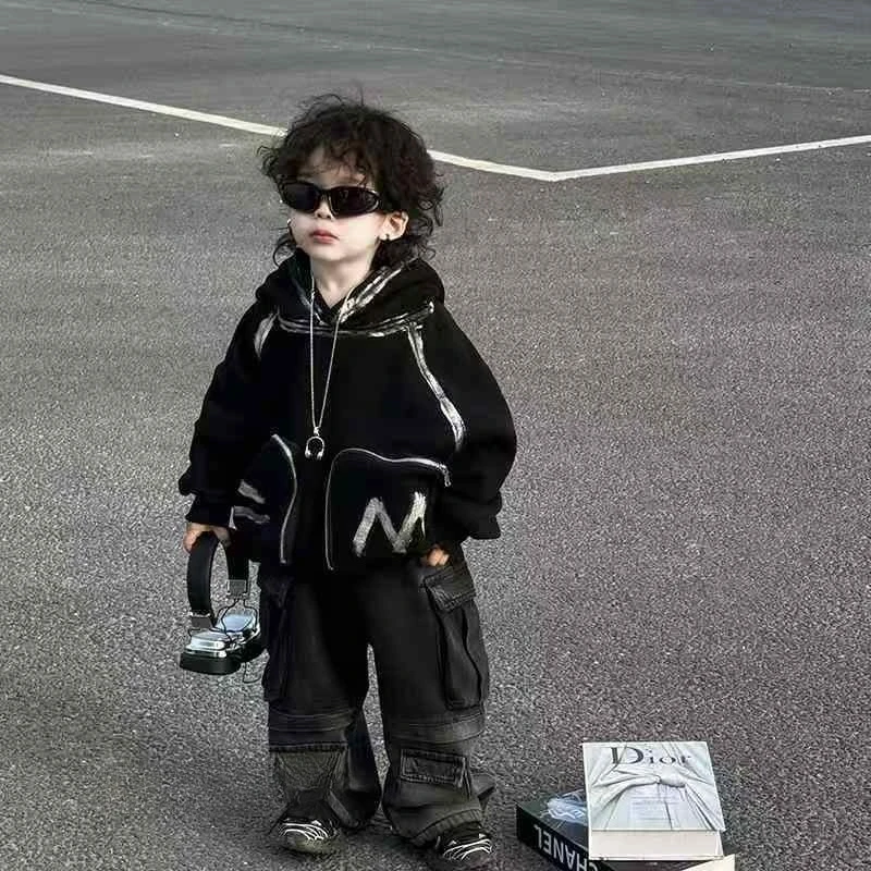 Утолщенный свитер с капюшоном для мальчиков, детская одежда, новый осенне-зимний корейский вариант для мальчиков, повседневный красивый топ с карманами на молнии
Утолщенный свитер с капюшоном для мальчиков, детская одежда, новый осенне-зимний корейский вариант для мальчиков, повседневный красивый топ с карманами на молнии