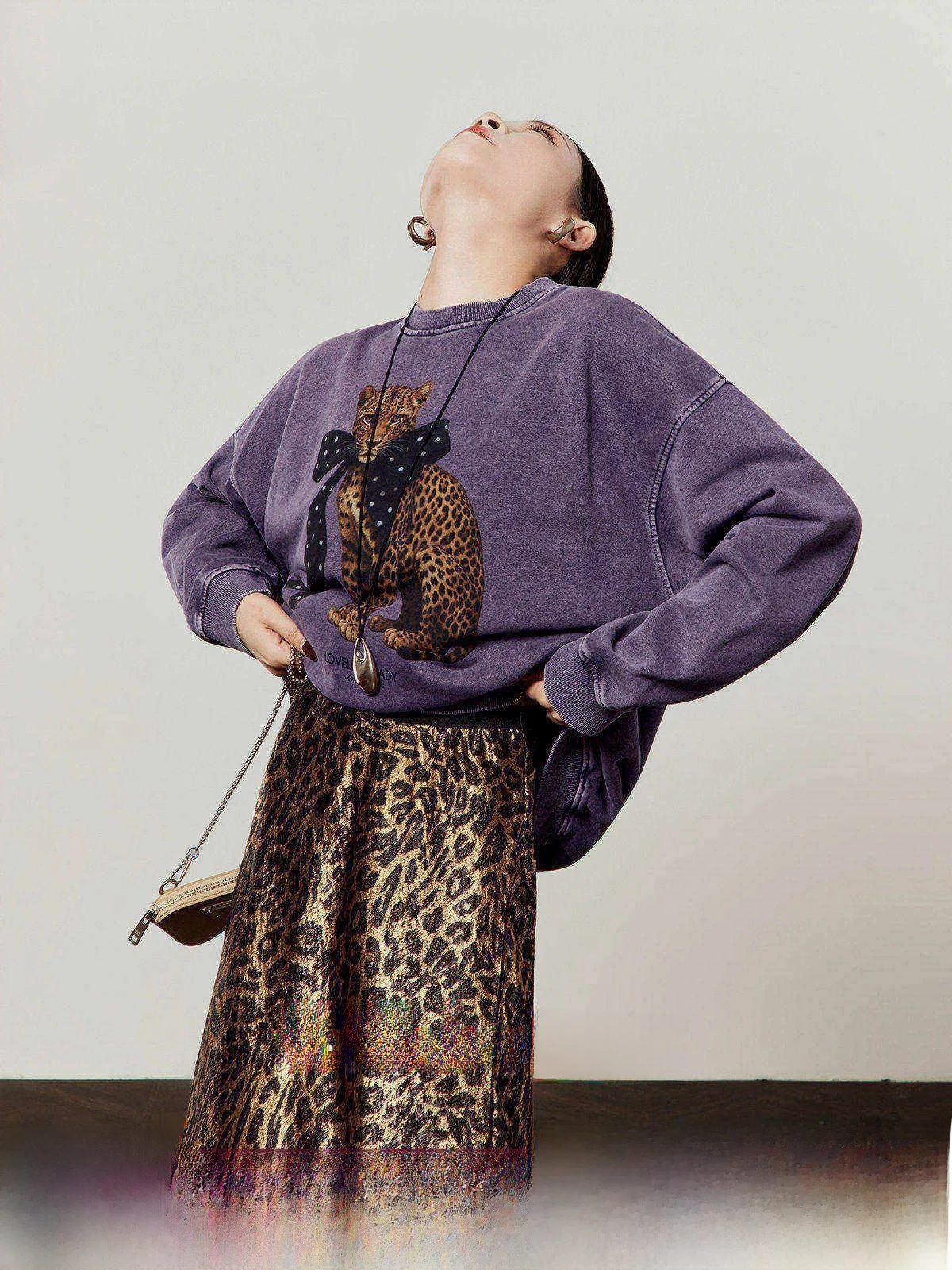 Loose Fit Dark Purple Wax Print Sweatshirt Women's Spring 2026 New Style Zouliwu Leopard Tribute Casual Comfortable Top
Loose Fit Dark Purple Wax Print Sweatshirt Women's Spring 2026 New Style Zouliwu Leopard Tribute Casual Comfortable Top