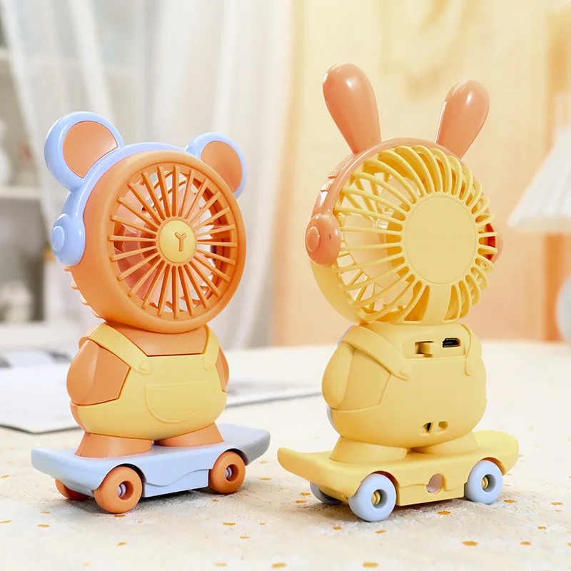 Модная мультяшная фигурка скейтборда, настольный USB-зарядка, маленький вентилятор, студенческий ручной ночник, двухскоростной вентилятор
Модная мультяшная фигурка скейтборда, настольный USB-зарядка, маленький вентилятор, студенческий ручной ночник, двухскоростной вентилятор