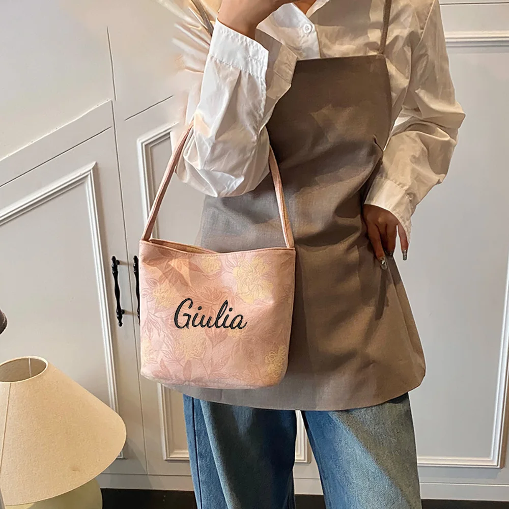 Нишевая мини-сумочка в стиле ретро для женщин, новинка 2023 года, летняя модная сумка с диагональным крестом, настраиваемая вышитая сумка для телефона через плечо 
Нишевая мини-сумочка в стиле ретро для женщин, новинка 2023 года, летняя модная сумка с диагональным крестом, настраиваемая вышитая сумка для телефона через плечо