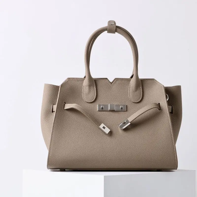 Fashionable Large Capacity Cowhide Handbag High End Luxury Brand Design Real Leather Retro Versatile Commuting Luxury Tote Bag
Fashionable Large Capacity Cowhide Handbag High End Luxury Brand Design Real Leather Retro Versatile Commuting Luxury Tote Bag