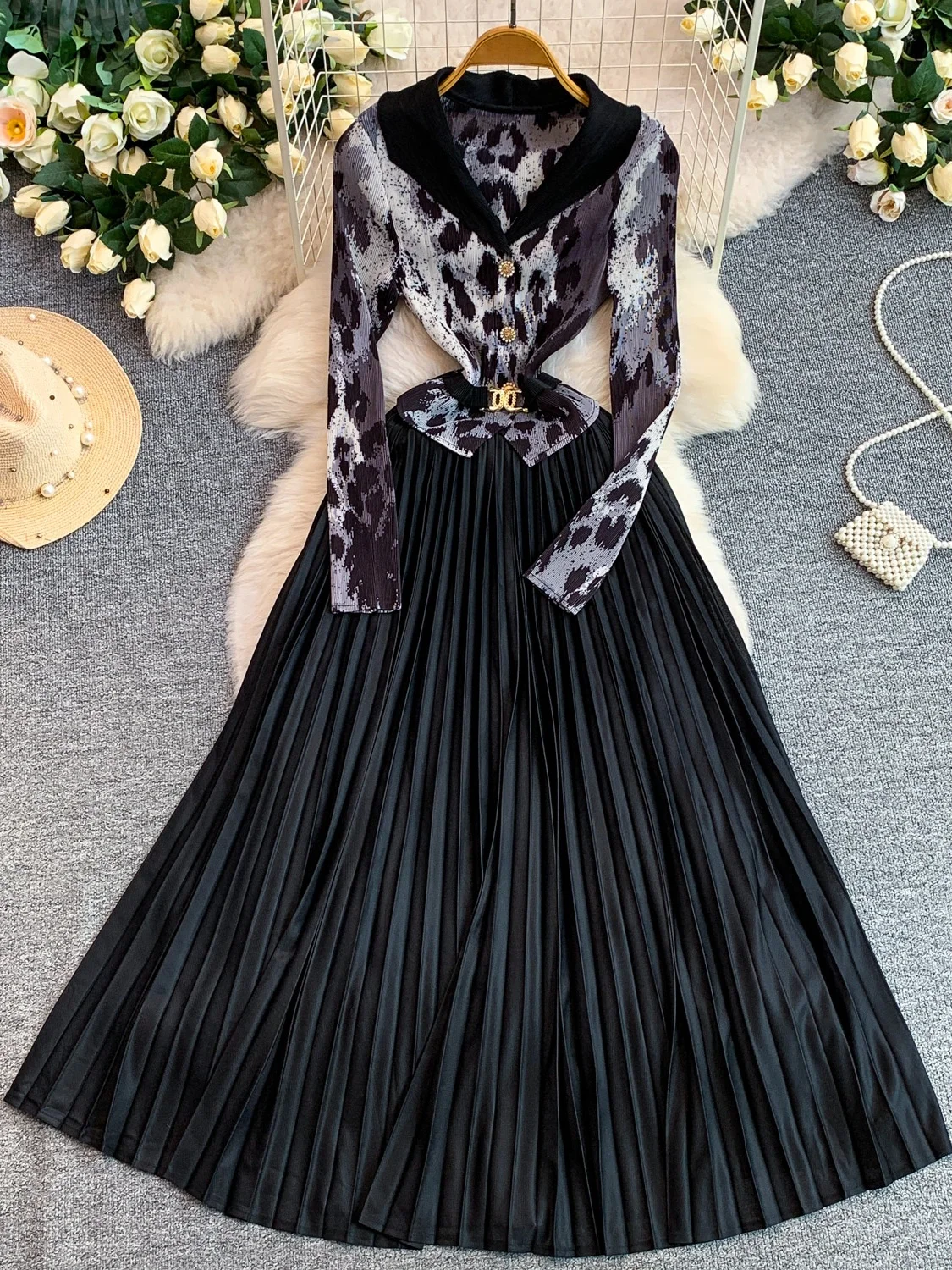 Fashionable Long Pleated Dress Women's Summer Single Row Button Slimming Midi Skirt A-Line Silhouette V-Neck Sleeveless Dress
Fashionable Long Pleated Dress Women's Summer Single Row Button Slimming Midi Skirt A-Line Silhouette V-Neck Sleeveless Dress