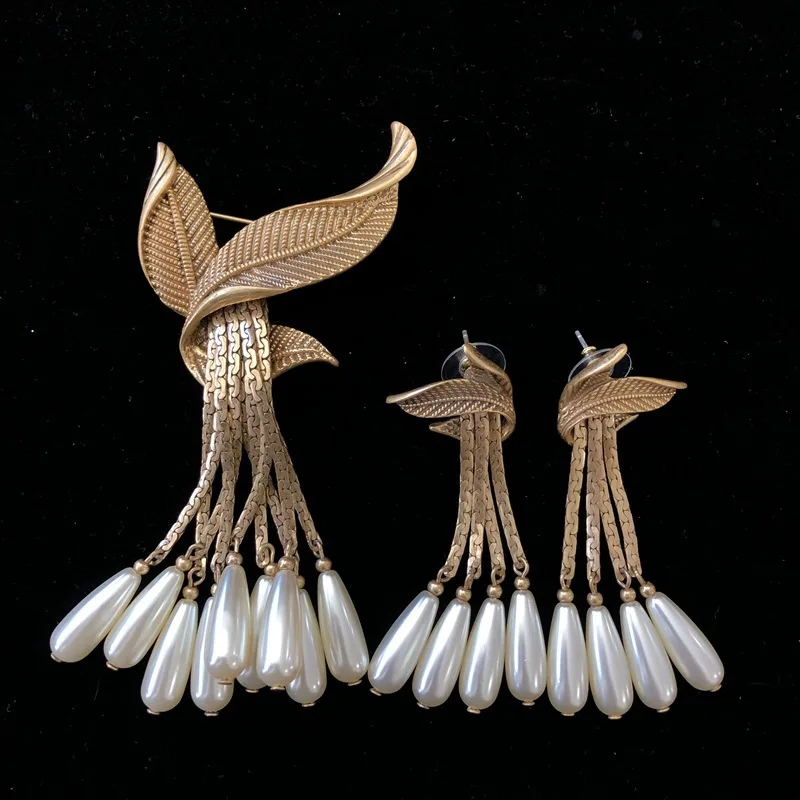 Vintage Baroque Pearls Brooches for Women Tassels Earring Fashion Palace Style Jewelry Exquisite Fashion Elegant Clothing Pins
Vintage Baroque Pearls Brooches for Women Tassels Earring Fashion Palace Style Jewelry Exquisite Fashion Elegant Clothing Pins