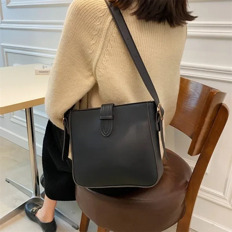 Fashionable Textured Leather Designer Diaper Bag Women Luxury Tote Large Capacity Elegant Crossbody Bag Stylish Vintage
Fashionable Textured Leather Designer Diaper Bag Women Luxury Tote Large Capacity Elegant Crossbody Bag Stylish Vintage