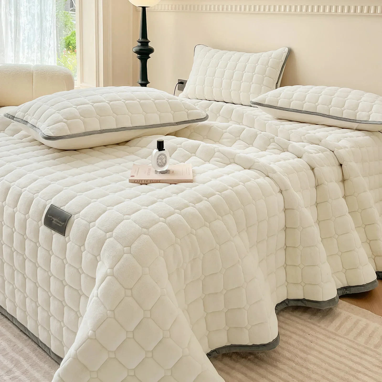 Luxury Velvet Quilt Set King Size Lightweight Velvet Comforter Set Oversized Bedspread Coverlet Quilted Bedding Set 2 Pillowcase
Luxury Velvet Quilt Set King Size Lightweight Velvet Comforter Set Oversized Bedspread Coverlet Quilted Bedding Set 2 Pillowcase